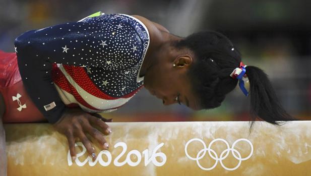 Simone Biles, durante la prueba en la que logró la primera medalla de oro