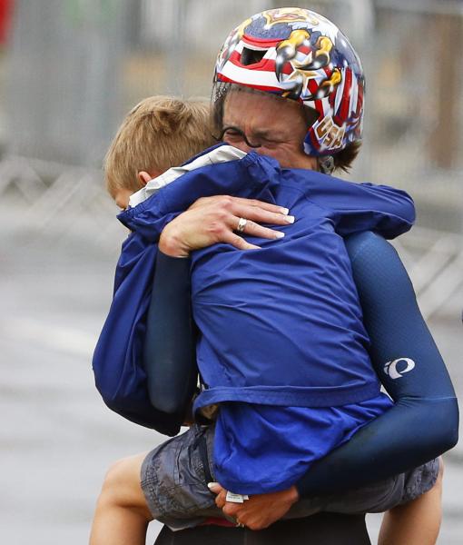 Kristin Armstrong abraza a su hijo con la emoción visible en el rostro