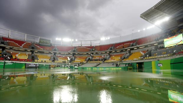 La pista de tenis de Río, ayer con la lluvia