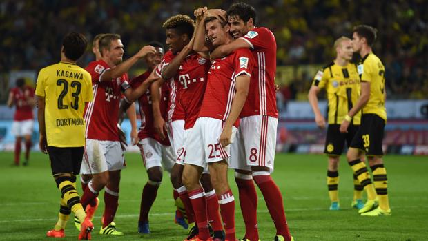 Los jugadores de Bayern celebran el segundo gol ante el Borussia, marcado por Muller