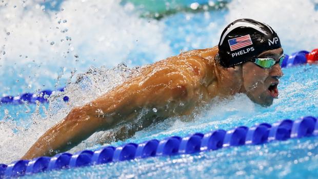 Michael Phelps besa su última medalla olímpica