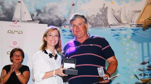 Ana Gil, de Joyería Gorriz, entregado el I Trofeo Gorriz a Eduardo Gil del barco Maverta