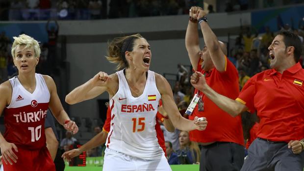 Anna Cruz celebra la canasta que ha dado la clasificación a la selección española