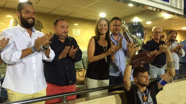 El capitán del Lorca Deportiva levante el Trofeo Playa y Sol