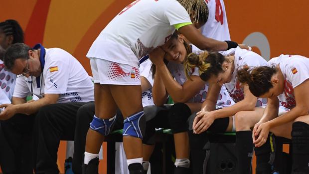 Las jugadoras de balonmano, abatidas tras la derrota con Francia