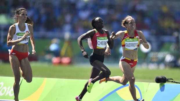 La atleta española Esther Guerrero (dcha.) ha sido eliminada de los 800 metros