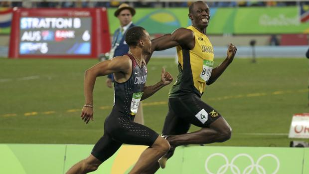 Bolt y de Grasse se ríen antes de terminar la semifinal de 200 metros