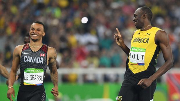 Bolt y de Grasse se ríen antes de terminar la semifinal de 200 metros