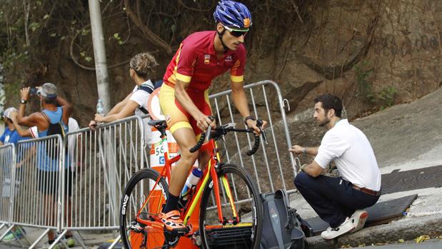 Mario Mola, durante el reconocimiento recorrido de la prueba olímpica de triatlón