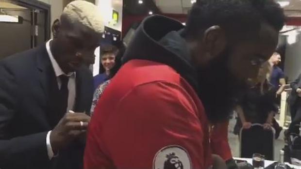 Pogba le firma la camiseta a Harden