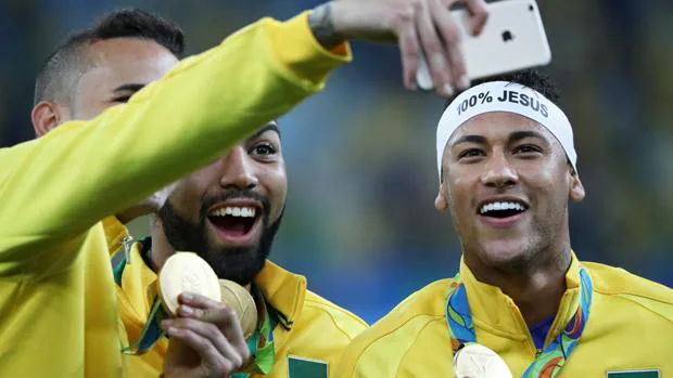 Neymar celebra el título con sus compañeros