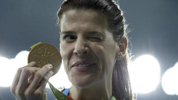 Ruth Beitia, guiñando el ojo a las cámaras mientras posa con su medalla