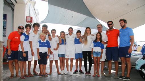 El equipo español junto a los regatistas y técnicos del náutico Torrevieja