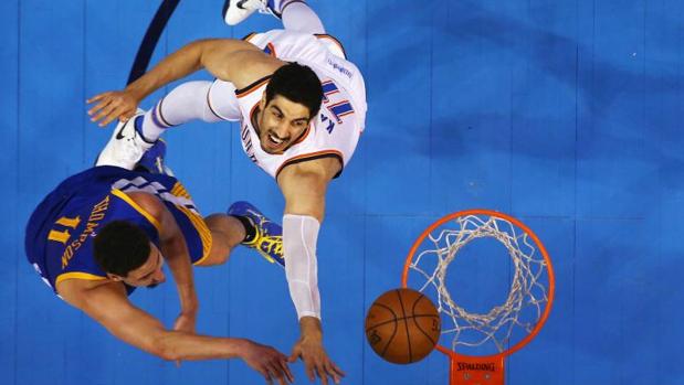 La historia de Enes Kanter, un jugador NBA contra su país y su familia