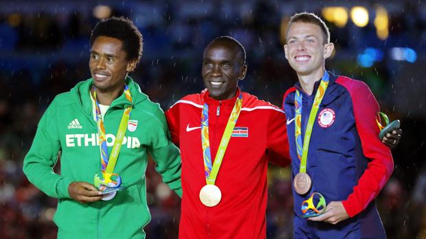 El atleta etíope Feyisa Lilesa, a la izquierda de la imagen