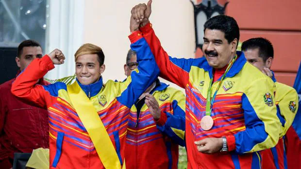 Nicolás Maduro junto al boxeador venezolano Yoel Segundo Finol