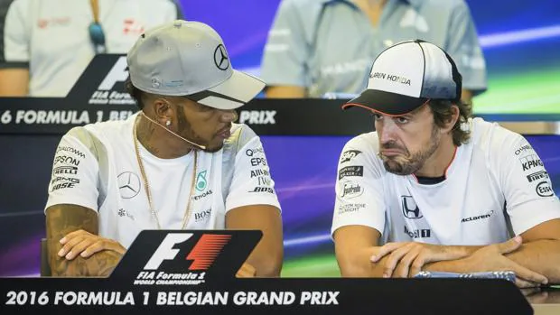 Fernando Alonso charla con Hamilton en el circuito de Spa