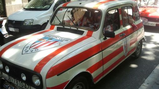 Precioso Renault 4 con los colores del Athletic