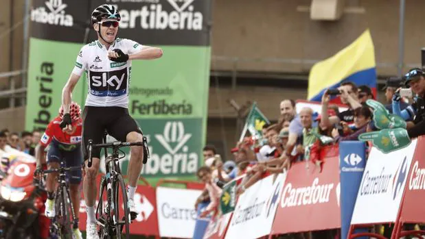 Froome entra en la meta de Peña Cabarga como vencedor con Nairo Quintana detrás