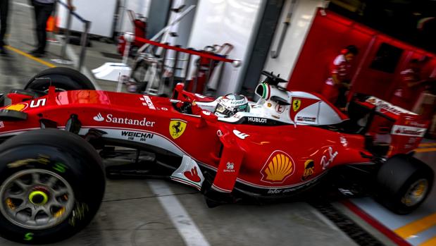 Sebastian Vettel sale del garaje en el circuito de Monza