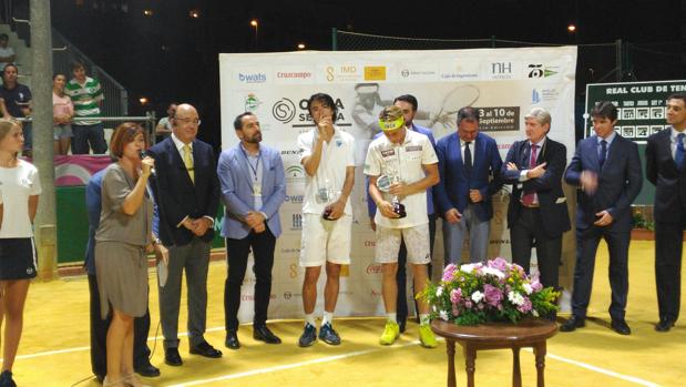 Casper Ruud recogiendo su trofeo en el Club Tenis Betis