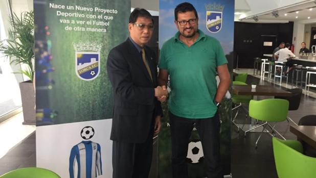 Xu Genbao e Iñaki Alonso, que ha dejado de ser entrenador del Lorca FC