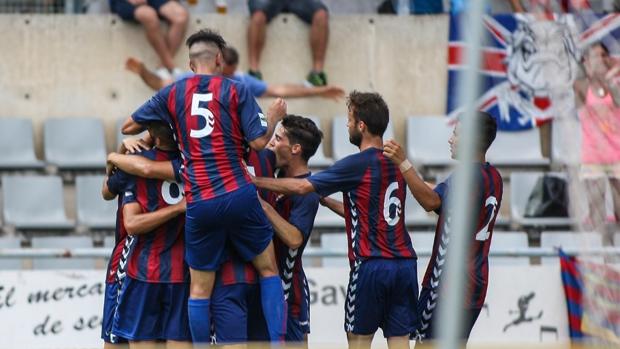 Los jugadores del Gavá celebran un tanto ante el Atlético Baleares