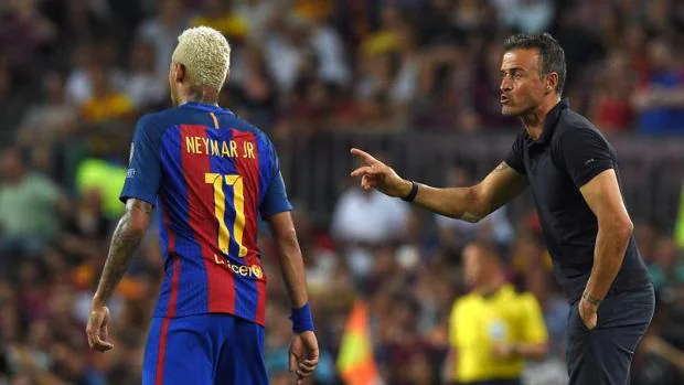 Neymar recibe instrucciones de Luis Enrique durante el partido ante el Celtic de anoche