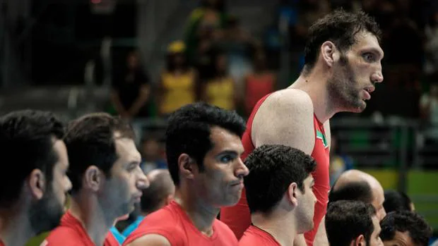 Morteza Mehrzad, junto con el resto de su equipo de voleibol sentado