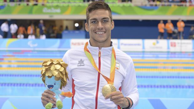 Israel Oliver, al recoger su medalla de plata