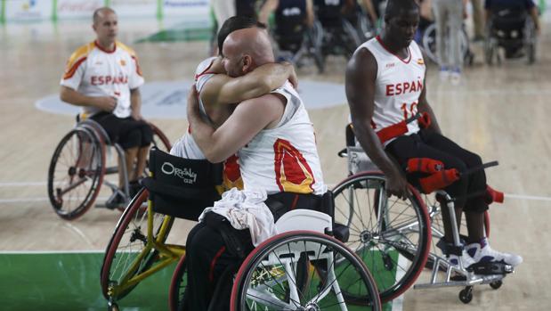 Los jugadores españoles celebran el haber conseguido una plata