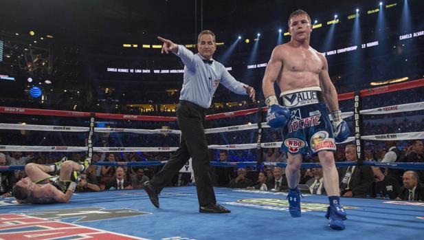 Así fue el espectacular gancho de Canelo que dejó K.O. a Liam Smith