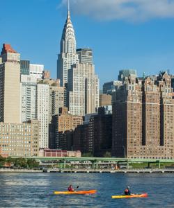 Un español da dos vueltas a nado a la isla de Manhattan