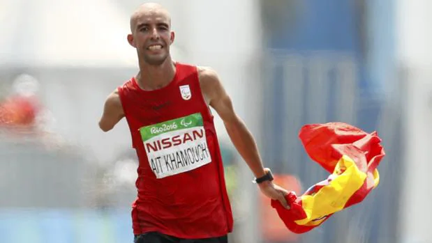 Abderrahman Ait, con la bandera de España, en la recta final del maratón de Río