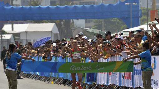 Elena Congost cruza la línea de meta en la maratón de Río 2016