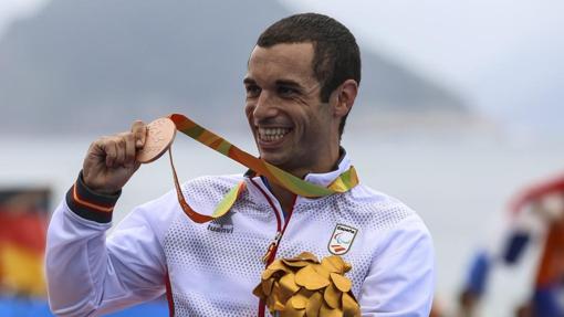 Jairo Ruiz, con su medalla de bronce conquistada en triatlón