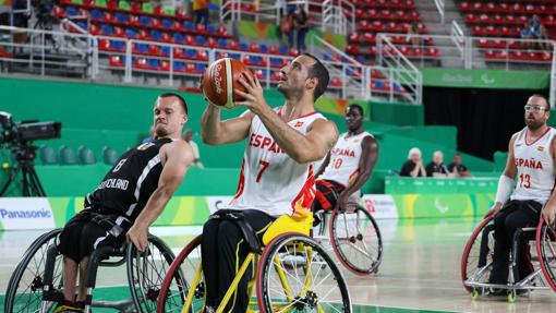 Pablo Zarzuela se prepara para lanzar a canasta durante los Juegos de Río 2016