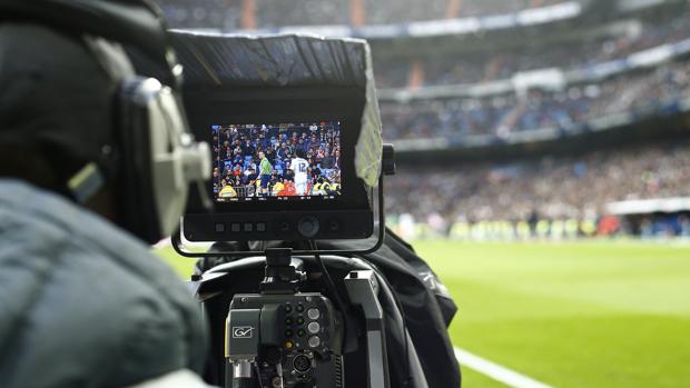 Un cámara de televisión en el Bernabéu