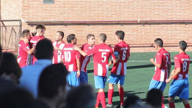 Los jugadores del Navalcarnero celebran su gol ante el Rayo Majadahonda