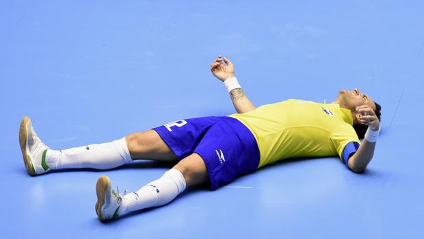 Falcao queda en el suelo tras la derrota ante Irán