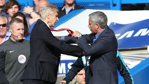 Wenger empuja a Mourinho durante un Chelsea-Arsenal en 2014