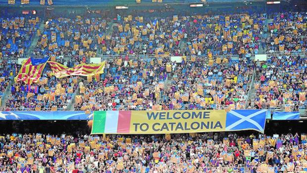 Miles de aficionados con esteladas en el Camp Nou