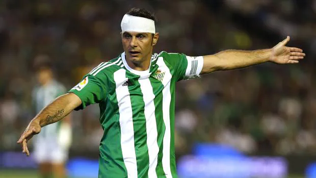 Joaquín, con un vendaje en la cabeza tras sufrir el golpe ante el Málaga