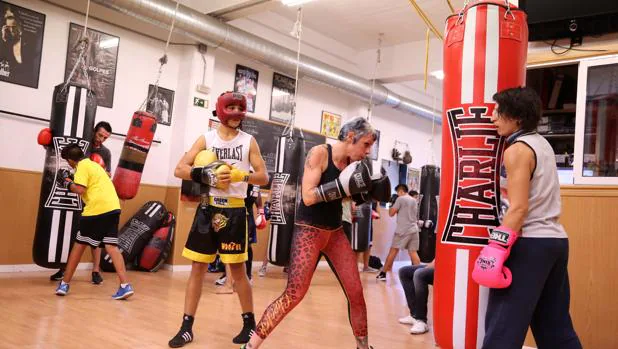 Dos boxeadores se entrenan en el gimnasio de Jero García en Madrid