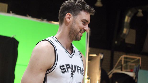 Pau Gasol, con su nueva camiseta de los Spurs