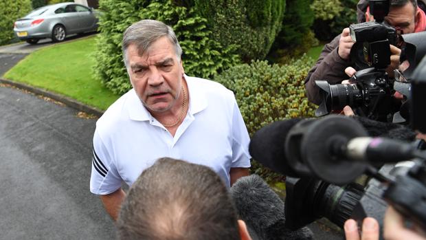 Sam Allardyce, a las puertas de su casa en Bolton