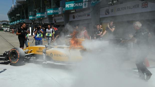 El Renault de Magnussen sale ardiendo en Sepang