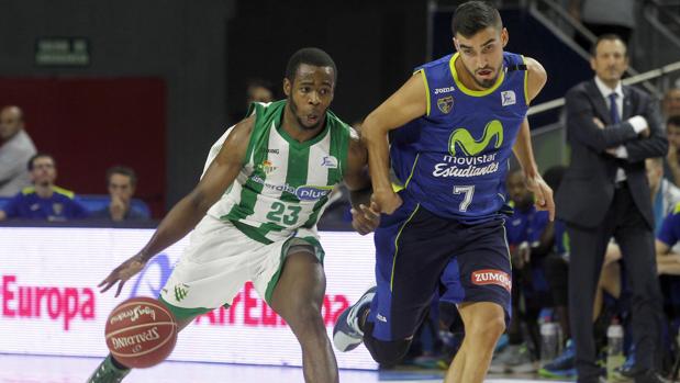 El base canadiense del Betis, Kenny Chery, juega un balón ante Jaime Fernández del Movistar Estudiantes