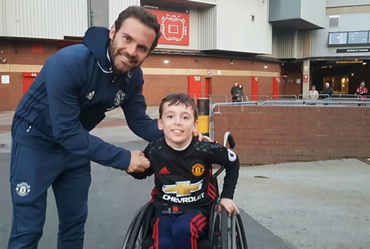 El emotivo gesto de Juan Mata con un aficionado