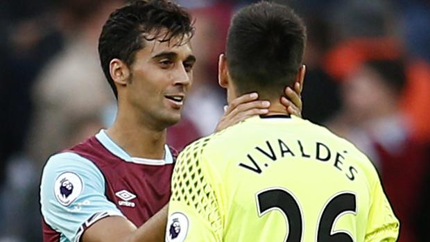 Arbeloa, con Víctor Valdés, en un partido del West Ham